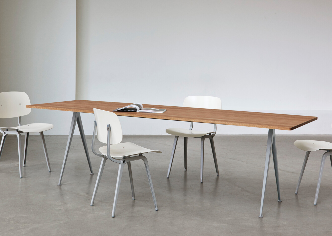 Revolt_rice_seat_and_back_beige_powder_coated_steel_Pyramid_Table_02_matt_lacquer_oak_beige_base
