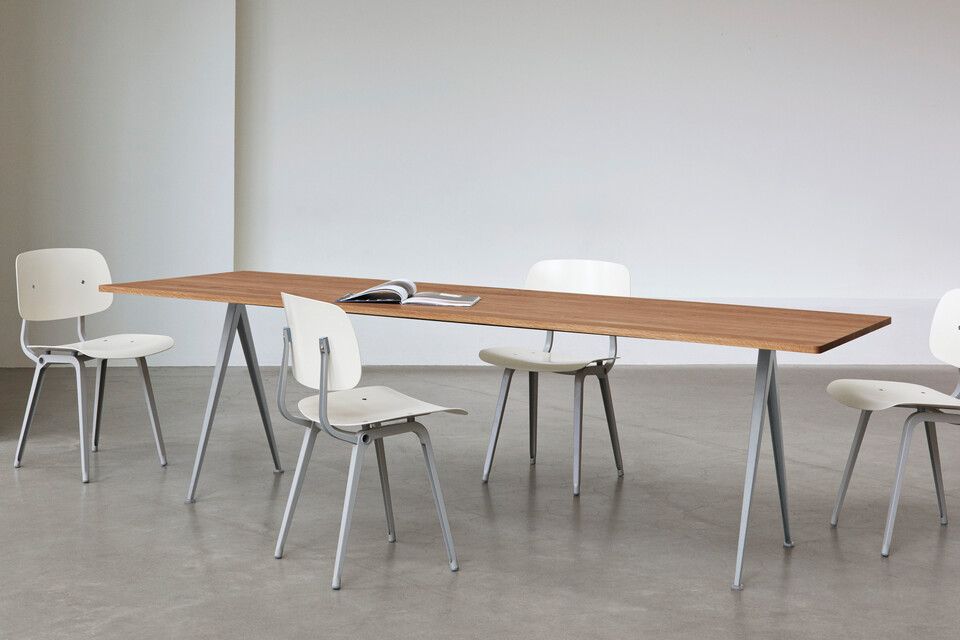 Revolt_rice_seat_and_back_beige_powder_coated_steel_Pyramid_Table_02_matt_lacquer_oak_beige_base