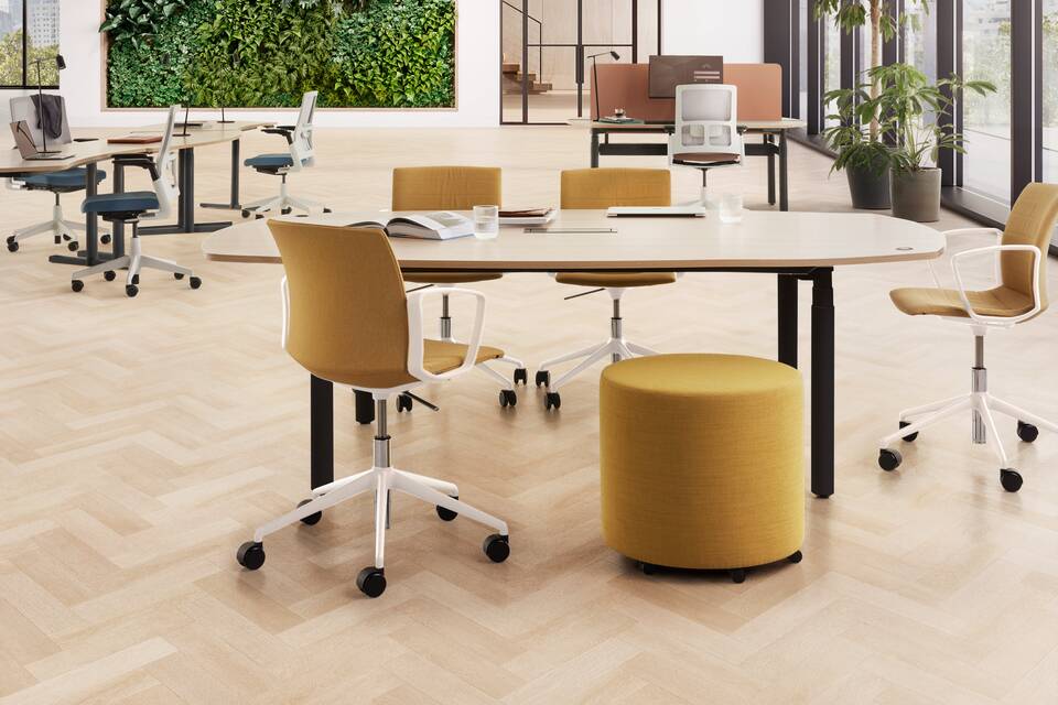 Ahrend Modea sit stand conference table in black with oak barrel tabletop in a vitalising workspace interior view