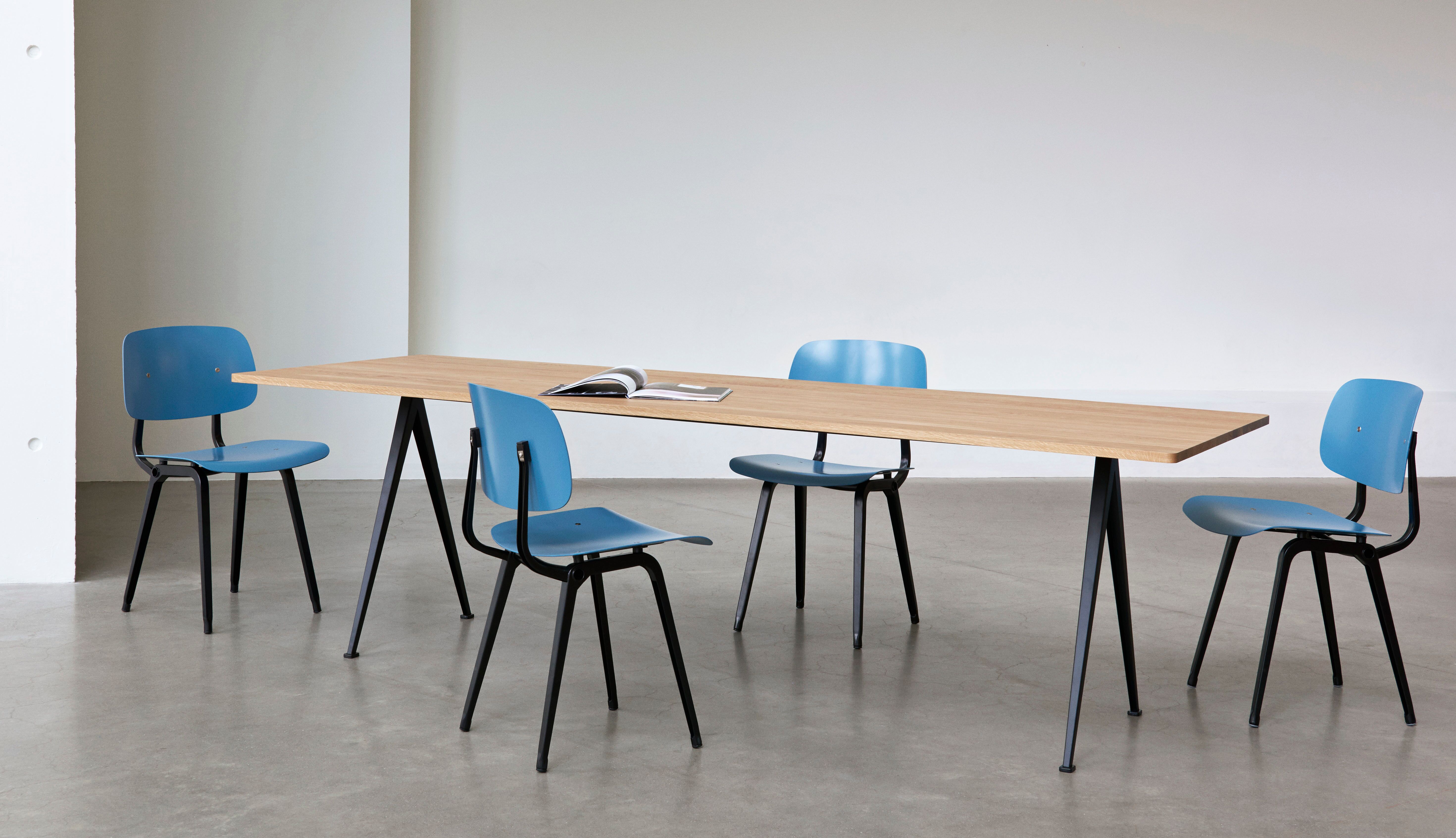 Revolt_azure_seat_and_back_black_powder_coated_steel_Pyramid_Table_02_matt_lacquer_oak_black_base