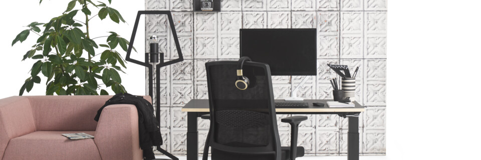 Gispen TMNL workstation in black with Zinn Smart 20 office chair and SETT armchair upholstered in pink with concrete backpanel front view