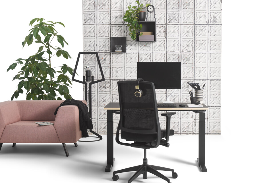 Gispen TMNL workstation in black with Zinn Smart 20 office chair and SETT armchair upholstered in pink with concrete backpanel front view