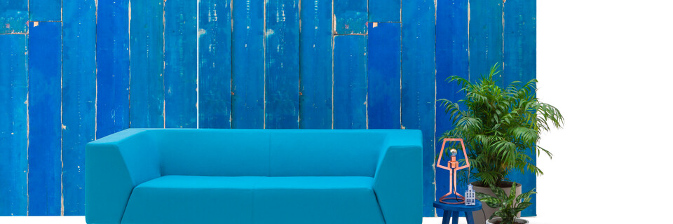 Gispen Sett CE Low 2,5 seat in divina 3 826 lightblue with Outline tablelamp and blue woodprint background front view