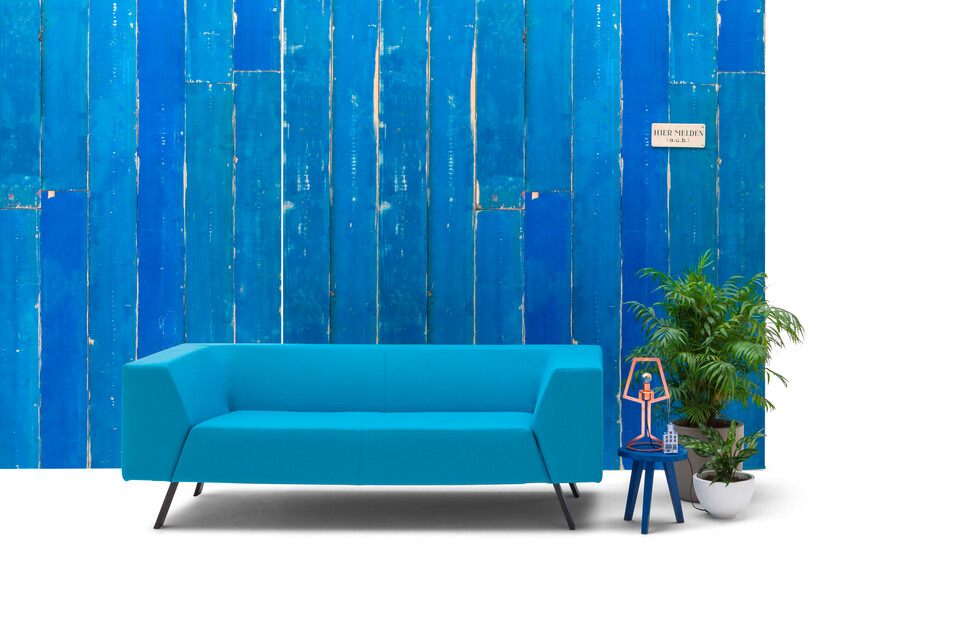 Gispen Sett CE Low 2,5 seat in divina 3 826 lightblue with Outline tablelamp and blue woodprint background front view