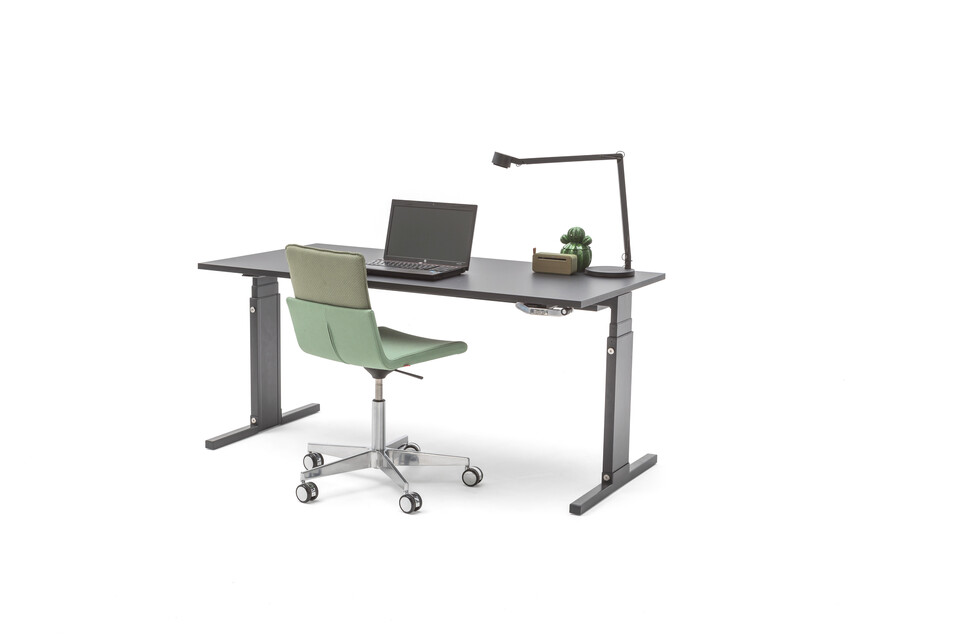 Gispen Cimo mono table with anthracite frame and mono cover low with black chipboard tabletop and green Triennial Work chair front right view