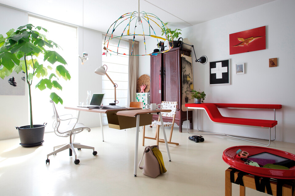 Gispen Divide workstation with Sayl office chair and TableSofa chaise longue for Gispen Huiswerk campaign