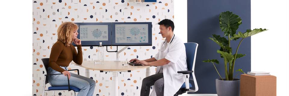 Gispen TMNL Round sit stand Doc workstation with oak tabletop and GRIP dual monitor stand with ZINN chair and office chair with sitting models front view