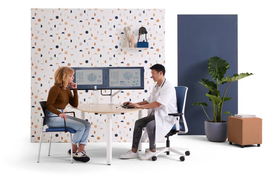 Gispen TMNL Round sit stand Doc workstation with oak tabletop and GRIP dual monitor stand with ZINN chair and office chair with sitting models front view