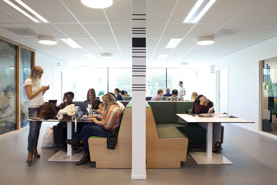 Gispen education project interior view of  Fontys Media Library in Eindhoven A588 17 M8