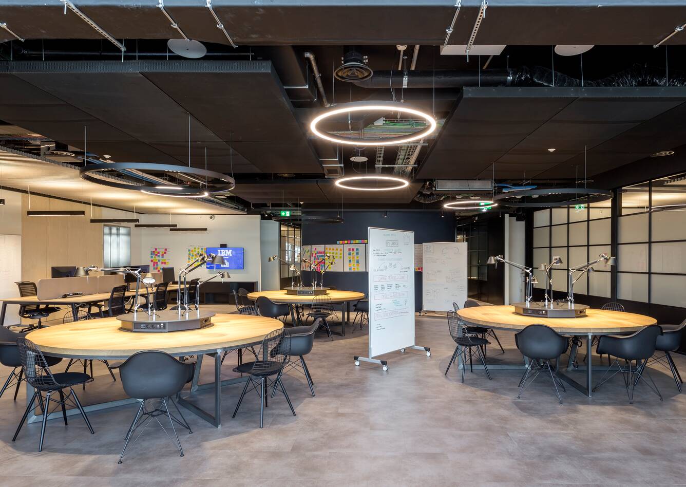 Royal Ahrend office project interior view of IBM Client Center in Milan FI009