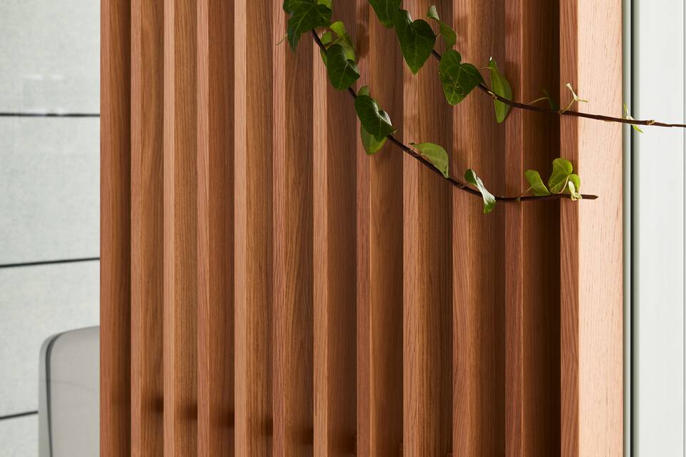 Ahrend Qabin Chat Focus low space in space in blue with wooden slats and Remode office chair front right detail view