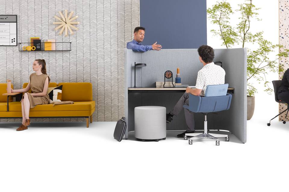 Gispen Gispen New Workplace Reality facilitated by furniture with backpanels and models step 13 front view