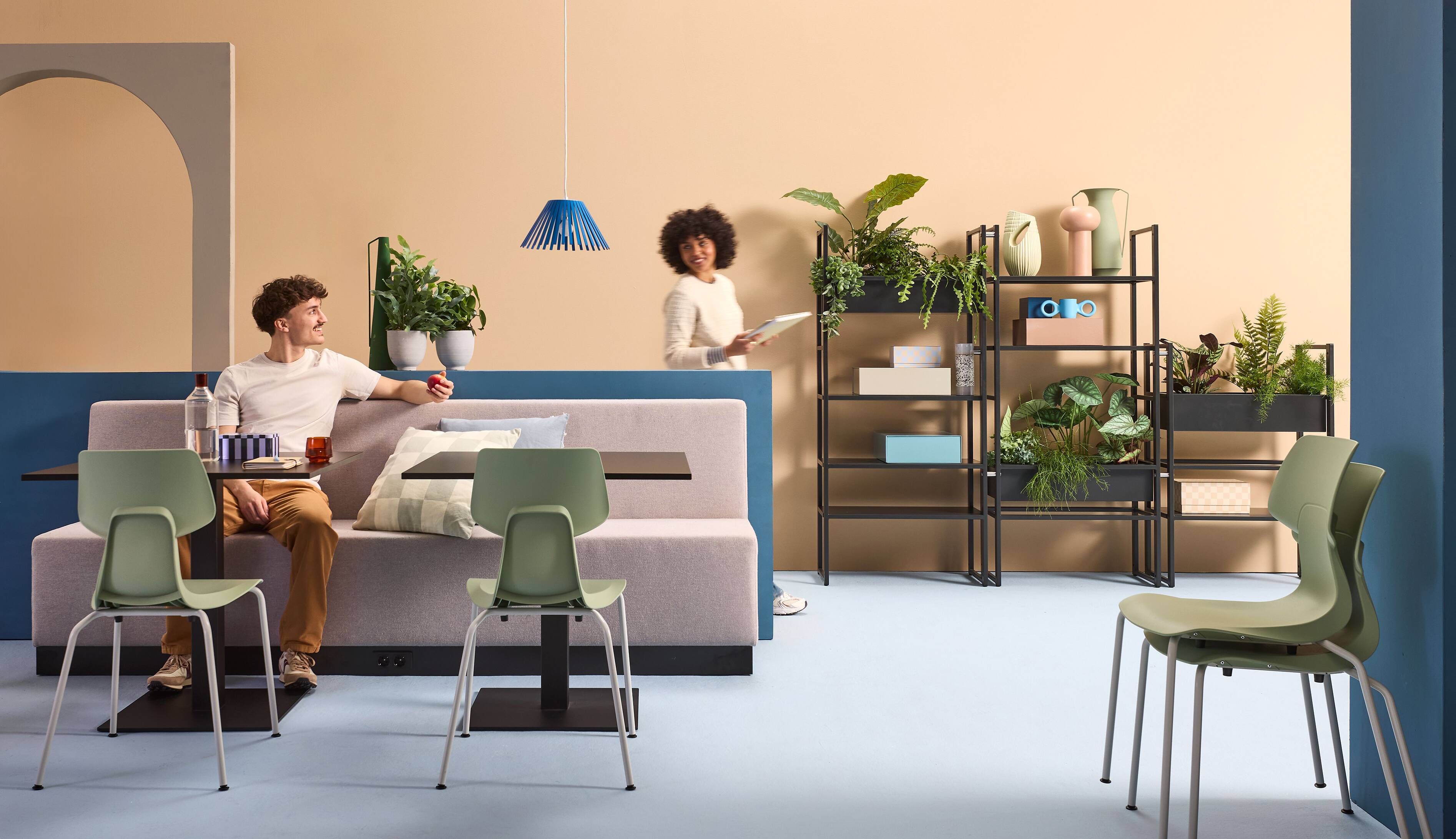 Homepage banner Gispen WIZZ 4 leg chairs in green chairs with black framed KOLM tables and beige JUNA trainbench in a blue beige higher education setting with models