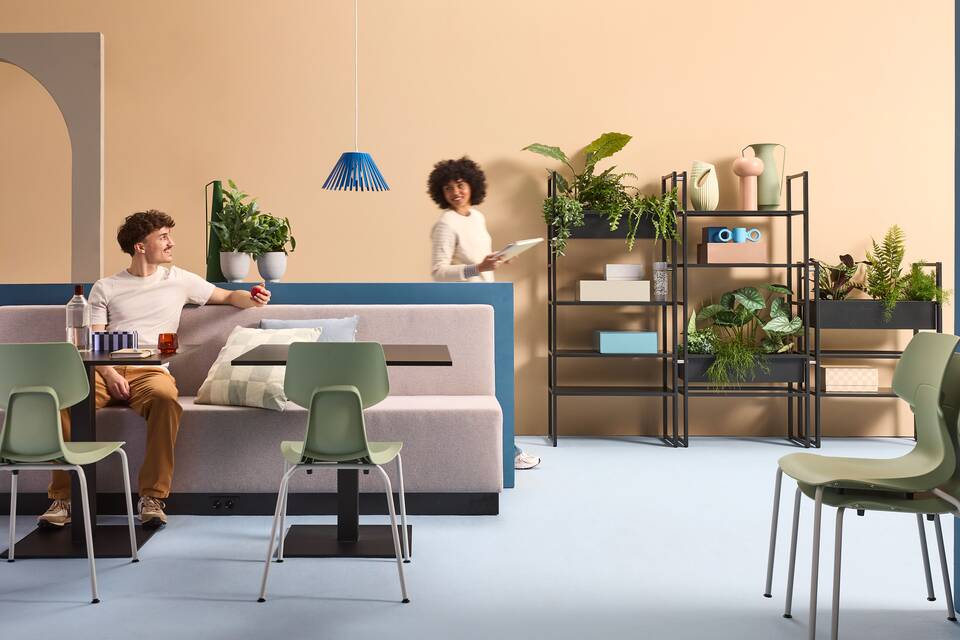 Homepage banner Gispen WIZZ 4 leg chairs in green chairs with black framed KOLM tables and beige JUNA trainbench in a blue beige higher education setting with models