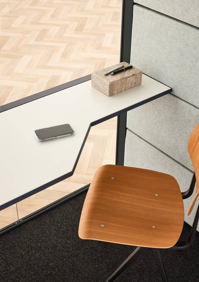 Ahrend Qabin Chat Connect low space in space in anthracite with black and oak Result chair interior front left detail view