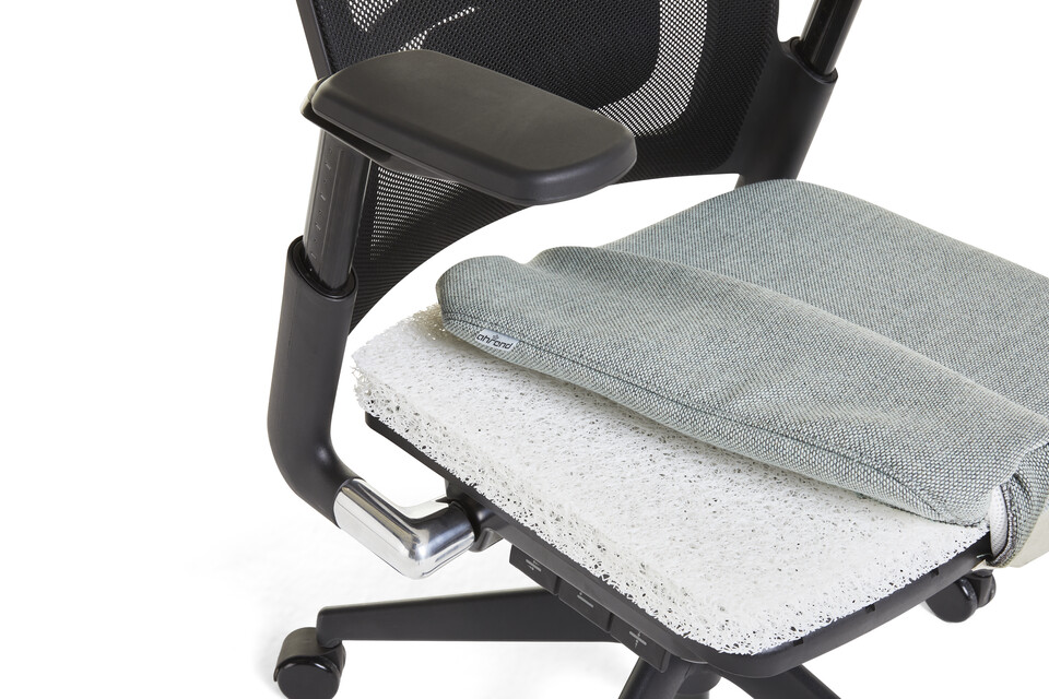 Ahrend A2020 Verta office chair with exposed Labyrinth seat filling front left detail view