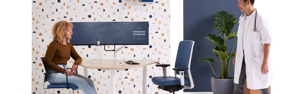 Gispen TMNL Round sit stand Doc workstation with oak tabletop and GRIP dual monitor stand with ZINN chair and office chair with models front view