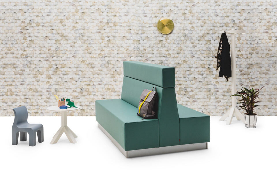 Gispen JUNA Double high trainbench upholstered in green with grey Bronto and white Dukdalf side table and coat rack in front of beehive backpanel with clock front right view