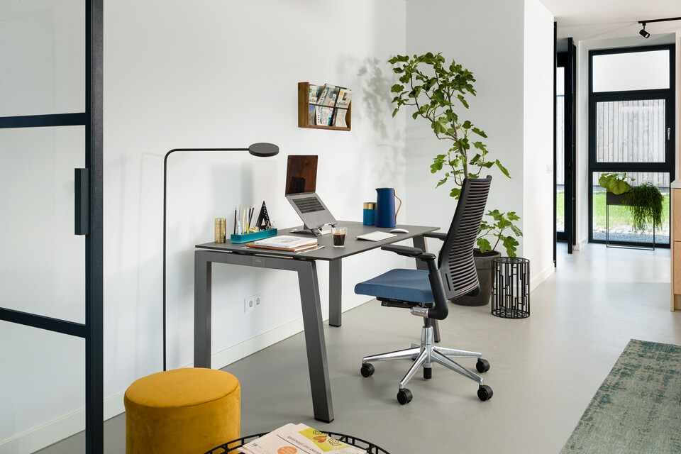 Royal Ahrend balance workstation in grey with charcoal tabletop and 2020 Extra Verta office chair upholstered in blue interior view