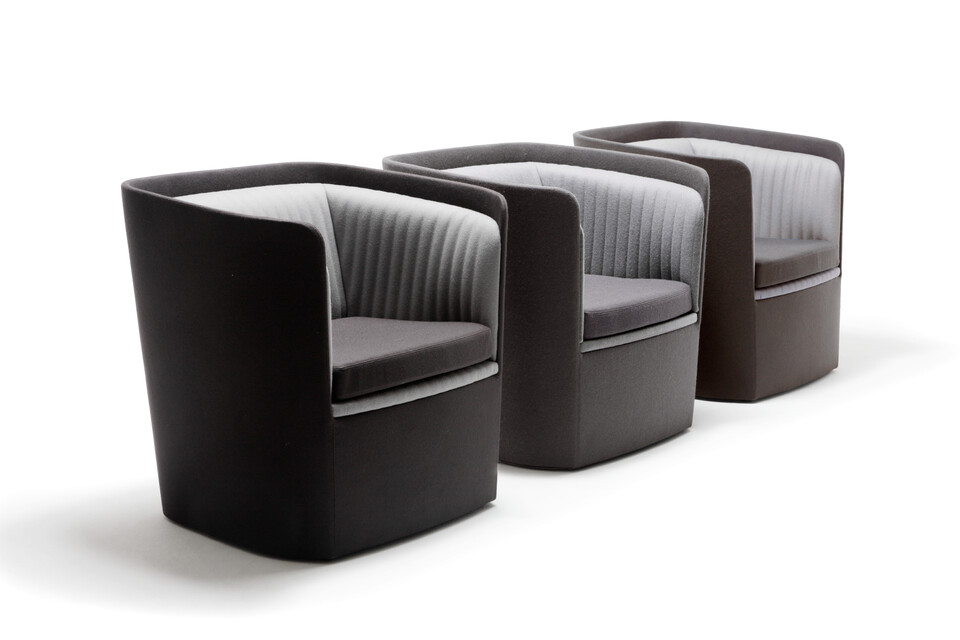 Gispen TST low armchairs with seat in Divina 3 171 and back in Divina 3 181 front left view