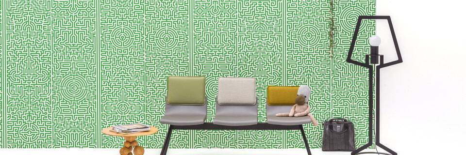 Gispen Triennial Wait traverse with Bor sidetable and Outline floorlamp in front of green backpanel front view