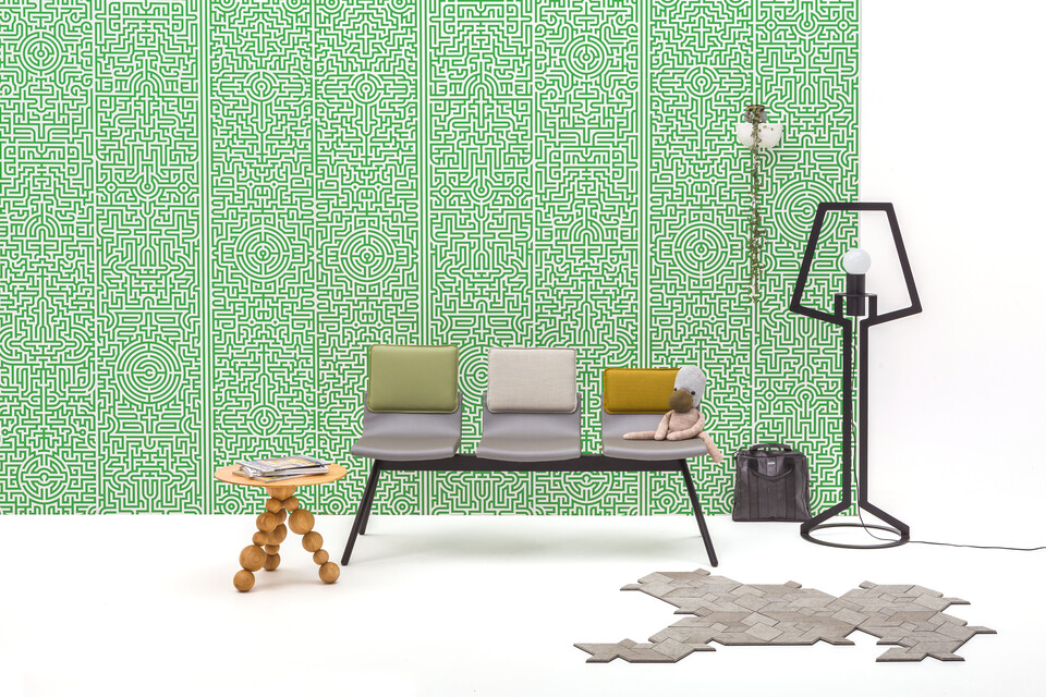Gispen Triennial Wait traverse with Bor sidetable and Outline floorlamp in front of green backpanel front view