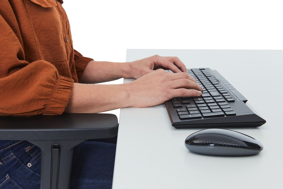 Ahrend correct ergonomic position of armrests in relation to tabletop right side detail view