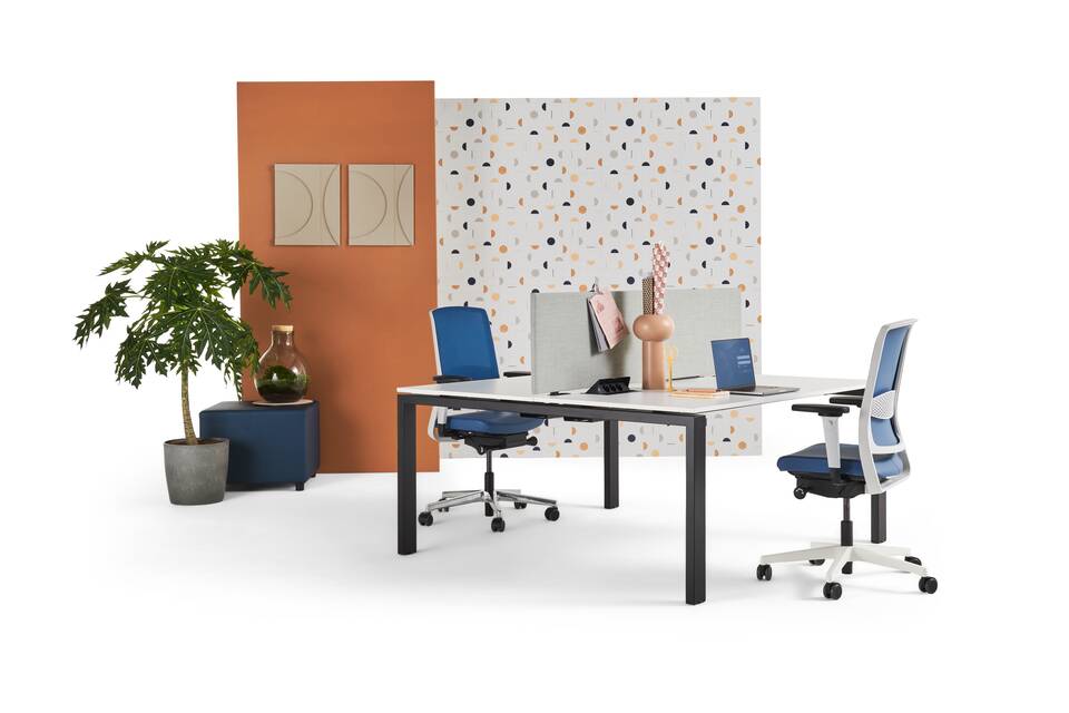 Gispen IC dual workstation in black with white tabletop and green table screen with blue ZINN office chairs and backpanels front left view