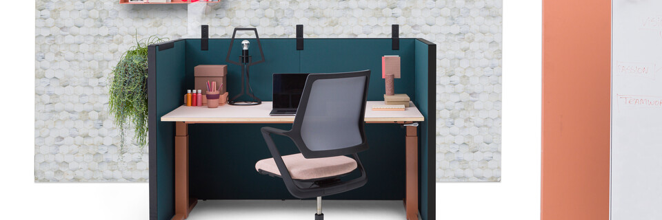 Gispen SEPP Acoustic screen with black frame and upholstered in turquoise with and PEXX transparent screen and TMNL workstation in brown with Zinn Multi chair upholstered in pink with honeycomb and orange backpanels front view