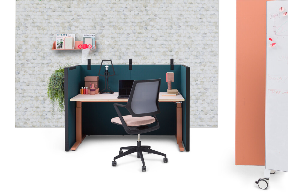 Gispen SEPP Acoustic screen with black frame and upholstered in turquoise with and PEXX transparent screen and TMNL workstation in brown with Zinn Multi chair upholstered in pink with honeycomb and orange backpanels front view