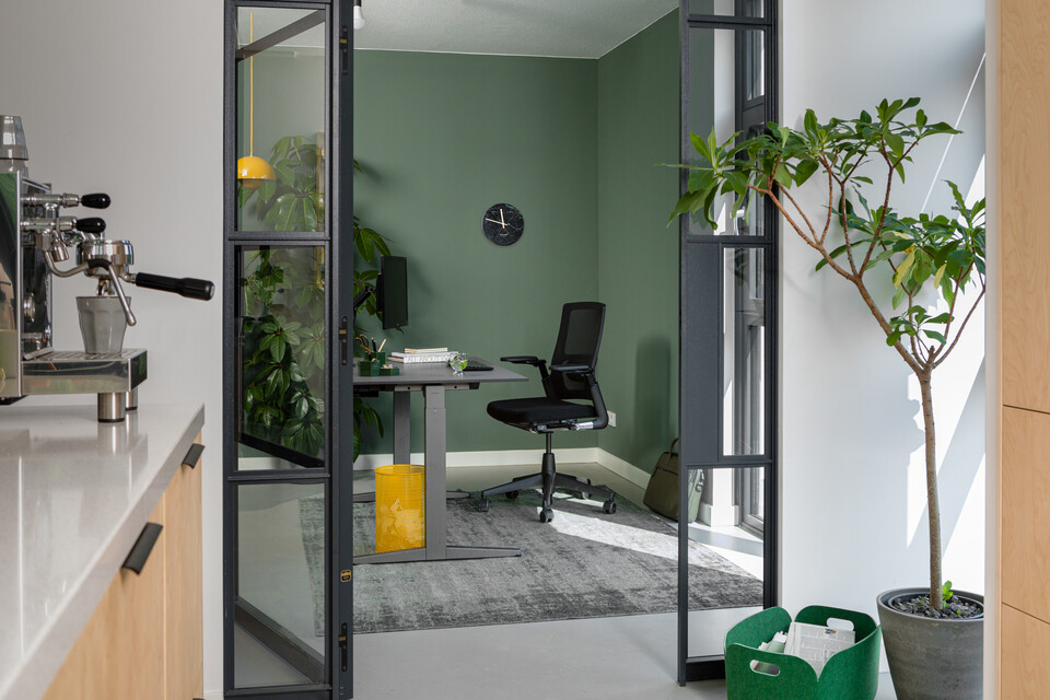 Royal Ahrend balance workstation in grey with charcoal tabletop and 2020 Verta office chair upholstered in black interior view
