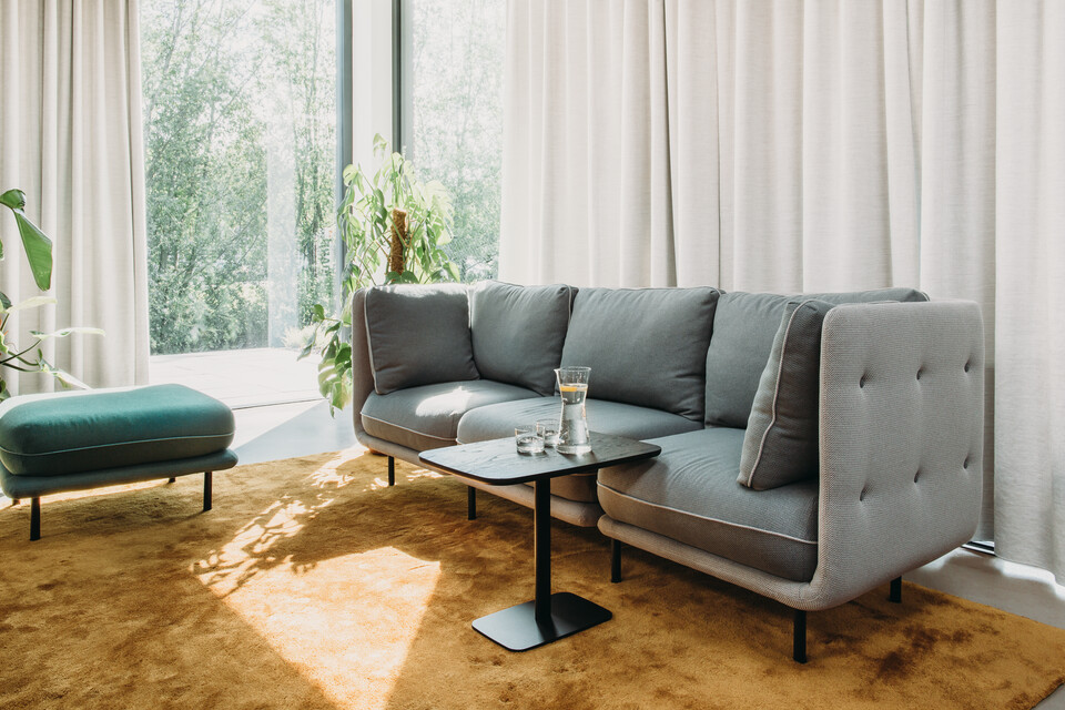 Royal Ahrend Embrace sofa upholstered in grey and 1 seater in green at HofmanDujardin office in Diemen EB023
