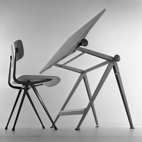 Ahrend Result chair and Pyramide drawingboard right side view