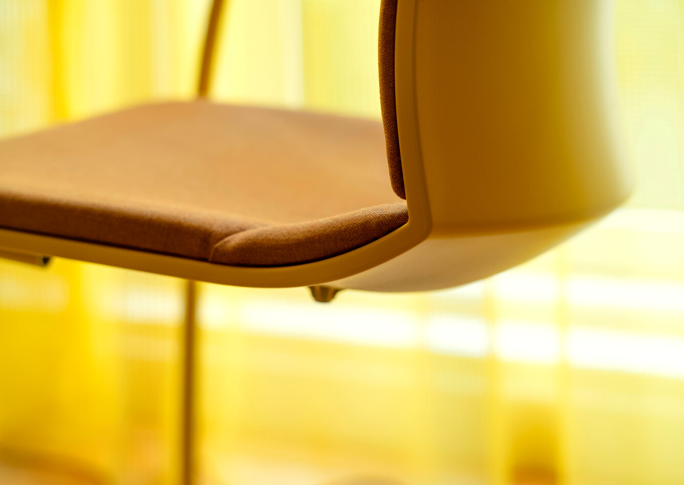 Royal Ahrend Well cantilever chair in yellow at Kvadrat store in Amsterdam L1000724