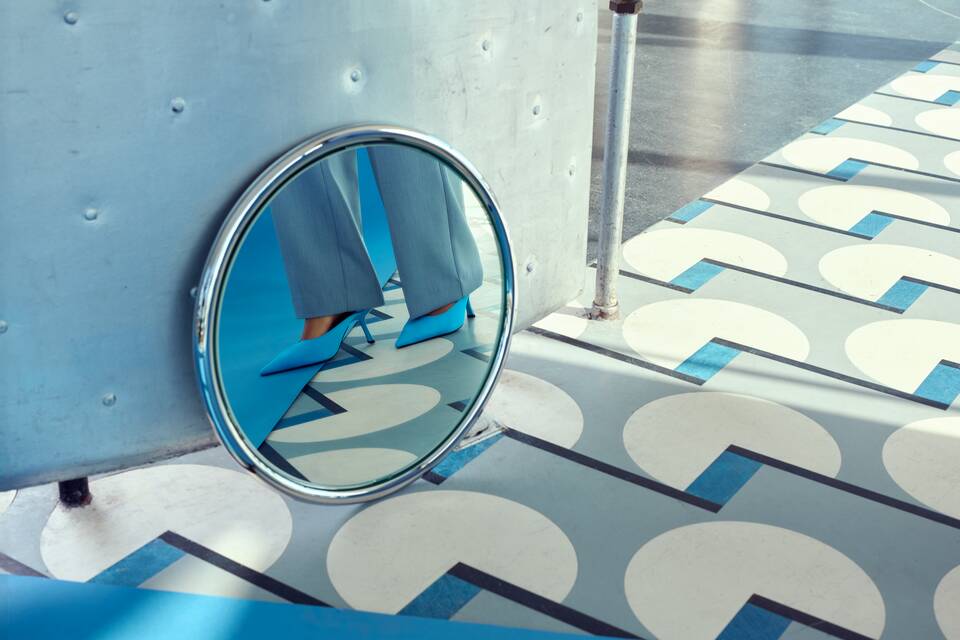 Gispen Classics 33 mirror in chrome on paterned floor in tearoom at Van Nelle factory front left view
