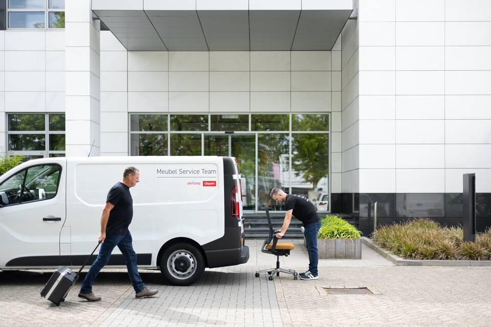 Ahrend MST mechanics arriving with dual branded van for chair replacement service SP03