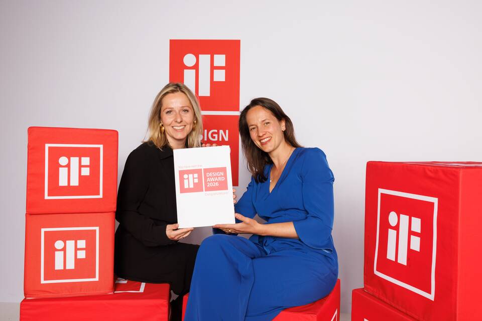 Royal Ahrend IF Award ceremony with Maartje and Mieke with certificate for Alvido B2A1804