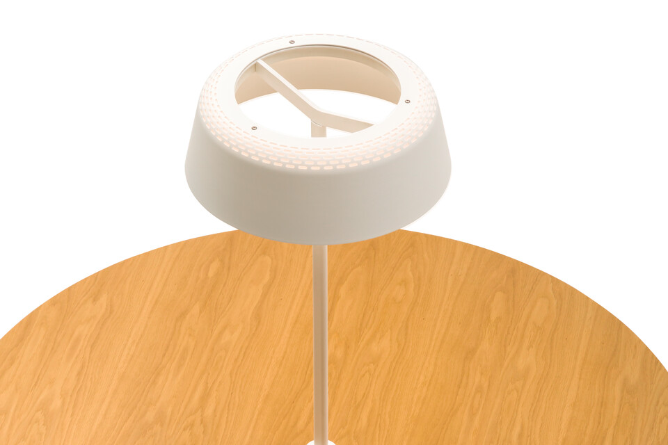 Gispen TEAM Wood round conference table with oak tabletop and Ring T1 table lamp top view