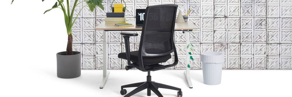 Gispen Home office HVM desk in white with oak tabletop and black Zinn Smart 20 office chair with 4D armrests and brooklyn tins wall front view