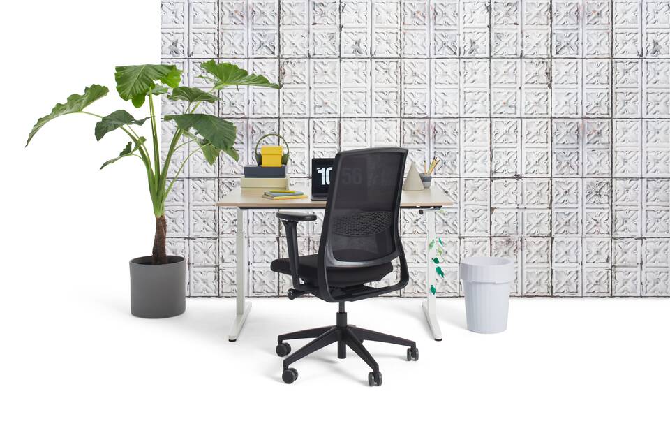Gispen Home office HVM desk in white with oak tabletop and black Zinn Smart 20 office chair with 4D armrests and brooklyn tins wall front view