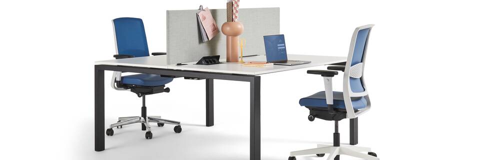 Gispen IC dual workstation in black with white tabletop and green table screen with blue ZINN office chairs front left view