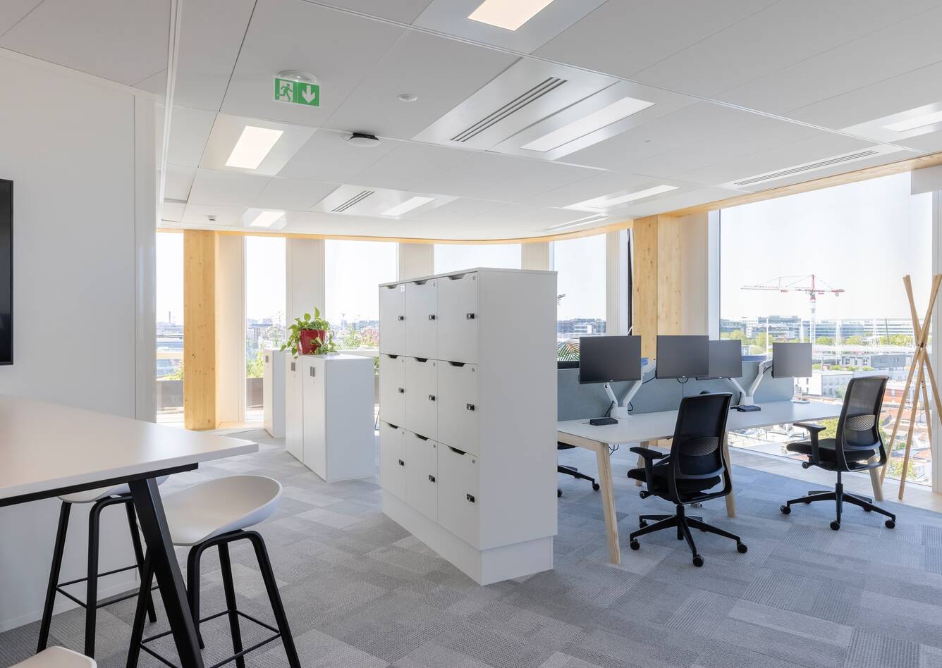 Royal Ahrend office project interior view of Verspieren in Saint Denis AP04
