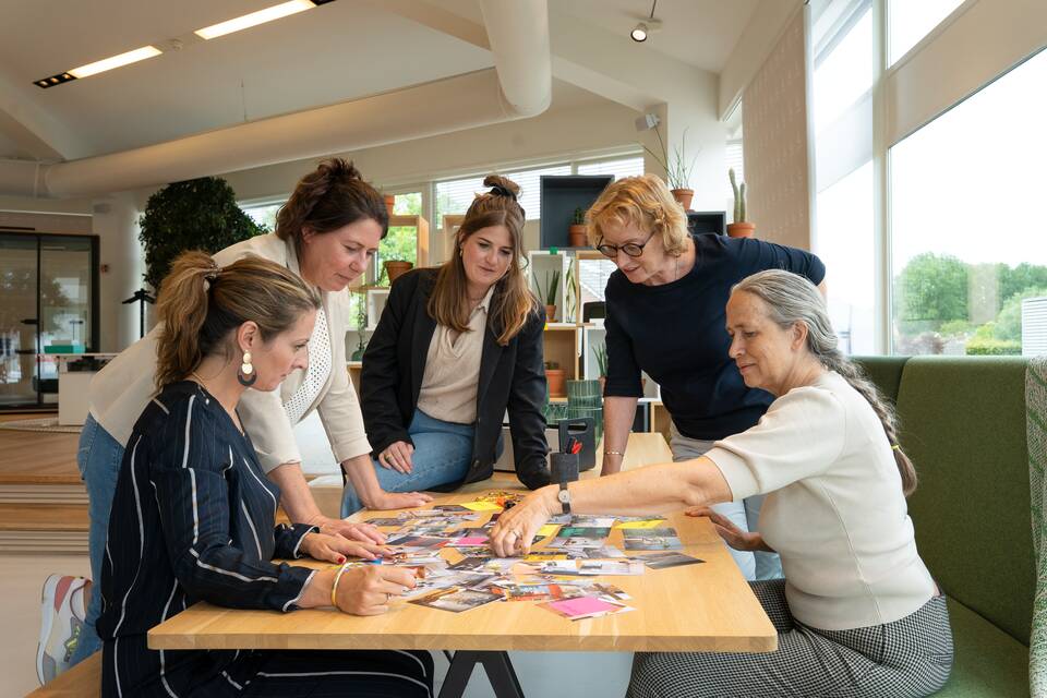 Royal Ahrend Studio and Design employees at Ahrend in Sint Oederode BL3695