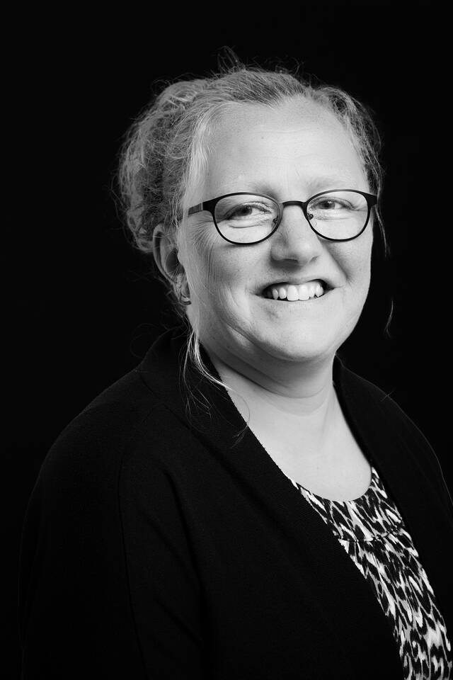 kleur portret van Karin Burgers