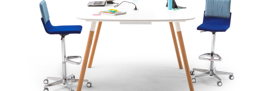 Gispen TEAM Wood round high conference table with oak legs and white frame and tabletop with blue Triennial Work High chairs right side view