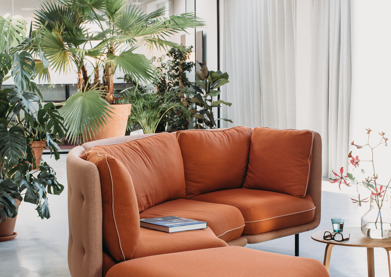Royal Ahrend Embrace sofa upholstered in red and yellow at HofmanDujardin office in Diemen EB018