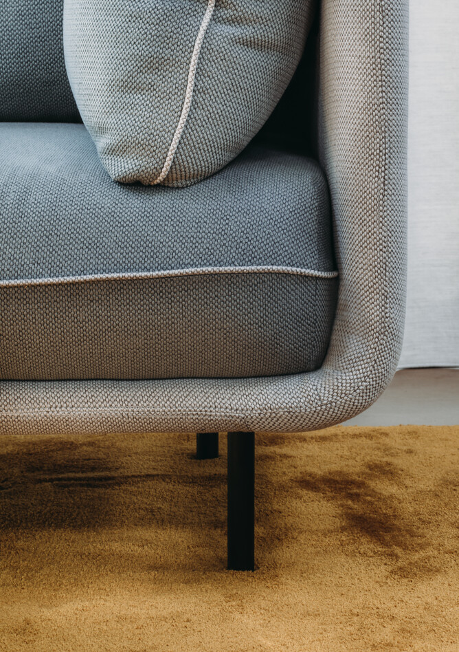 Royal Ahrend Embrace sofa upholstered in grey at HofmanDujardin office in Diemen EB025