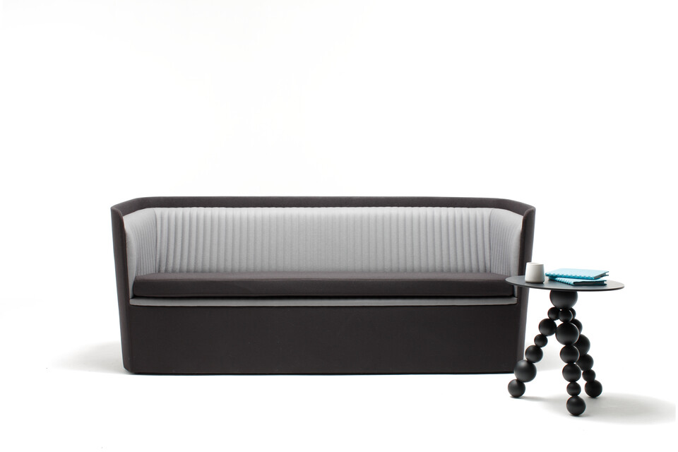 Gispen TST low 2,5 seat sofa with seat in Divina 3 171 and back in Divina 3 181 with Bor sidetable front view