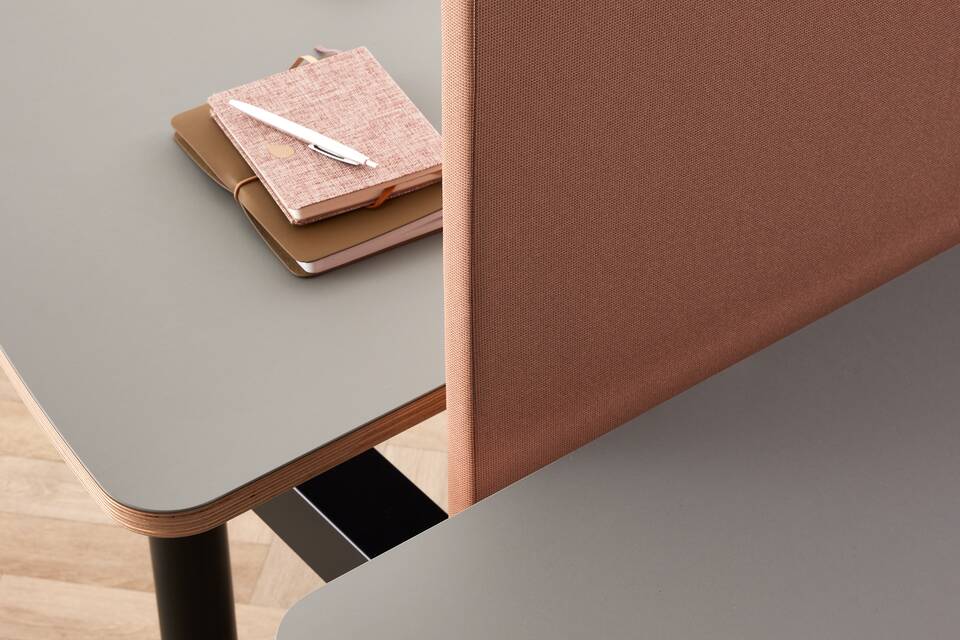 Ahrend Modea sit stand dual workstation in black with grey symmetrical tabletop and pink S25 screen front left top detail view