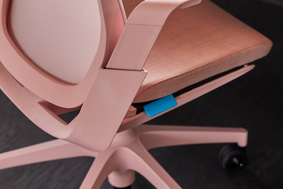 Ahrend Remode office chair in pink with balance solo workstation top rear left detail view cutout for website